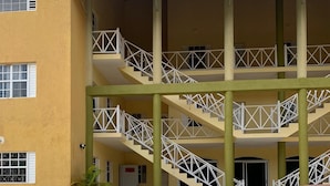 Exterior - Rejuvenate in style-1br/1bth, AC, Hot Water, Gated Community, Close excursions (Tower Isle)