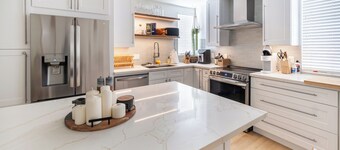 The Boho Beachfront Pet-Friendly Palace w/AC 2.0