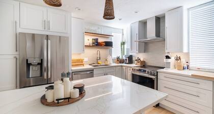 The Boho Beachfront Pet-Friendly Palace w/AC 2.0