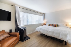 2 Schlafzimmer, Schreibtisch, Bügeleisen/Bügelbrett, Reisekinderbett