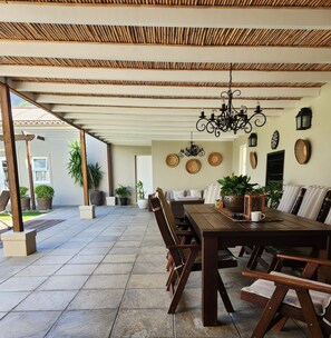 Outdoor dining - Serene villa in exclusive security estate, Hout Bay, Cape Town (Cape Town)