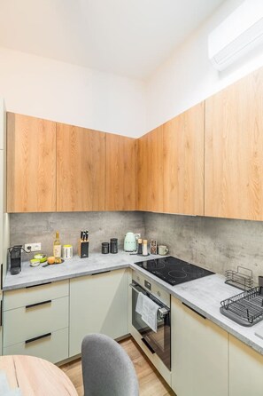 Frigorífic, microones, forn i placa de cuina