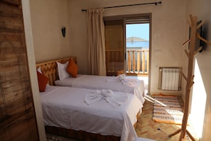 Tomannsrom – deluxe, flere senger, balkong, sjøutsikt | Sengetøy av topp kvalitet, safe på rommet, wi-fi (inkludert) og sengetøy