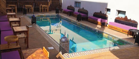 Piscina externa, guarda-sóis, espreguiçadeiras