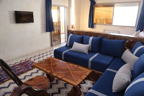 Royal Double Room, Sea View | Living area | 32-inch flat-screen TV with cable channels - Imsouane WOOD HOUSE (Imsouane)