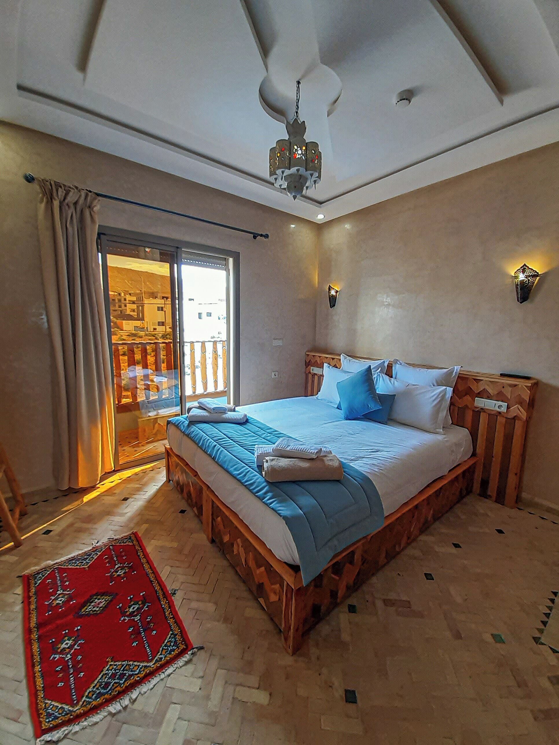 Habitación doble Deluxe, vista a la ciudad | Ropa de cama de alta calidad y caja de seguridad en la habitación 