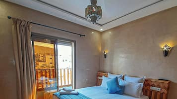 Habitación doble Deluxe, vista a la ciudad | Ropa de cama de alta calidad y caja de seguridad en la habitación