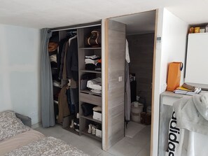 1 bedroom, WiFi, bed sheets - Furnished 20 m2 independent studio in village house for rent by the week (Éguilles)