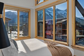4 bedrooms, iron/ironing board, travel crib, free WiFi - Luxurious Wrap-Around Corner Penthouse (Canmore)