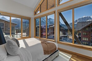4 bedrooms, iron/ironing board, travel cot, free WiFi - Luxurious Wrap-Around Corner Penthouse (Canmore)