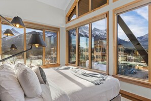 4 室のベッドルーム、アイロン / アイロン台、旅行用ベビーベッド、WiFi (無料)