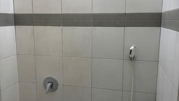 Kamar Double Standar | Kamar mandi | Perlengkapan mandi gratis, kloset, handuk, dan sabun
