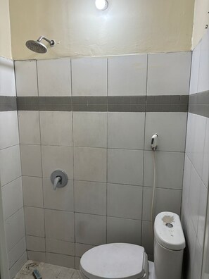 Standard Double Room | Bathroom | Free toiletries, bidet, towels, soap - Agung Residence (Denpasar)