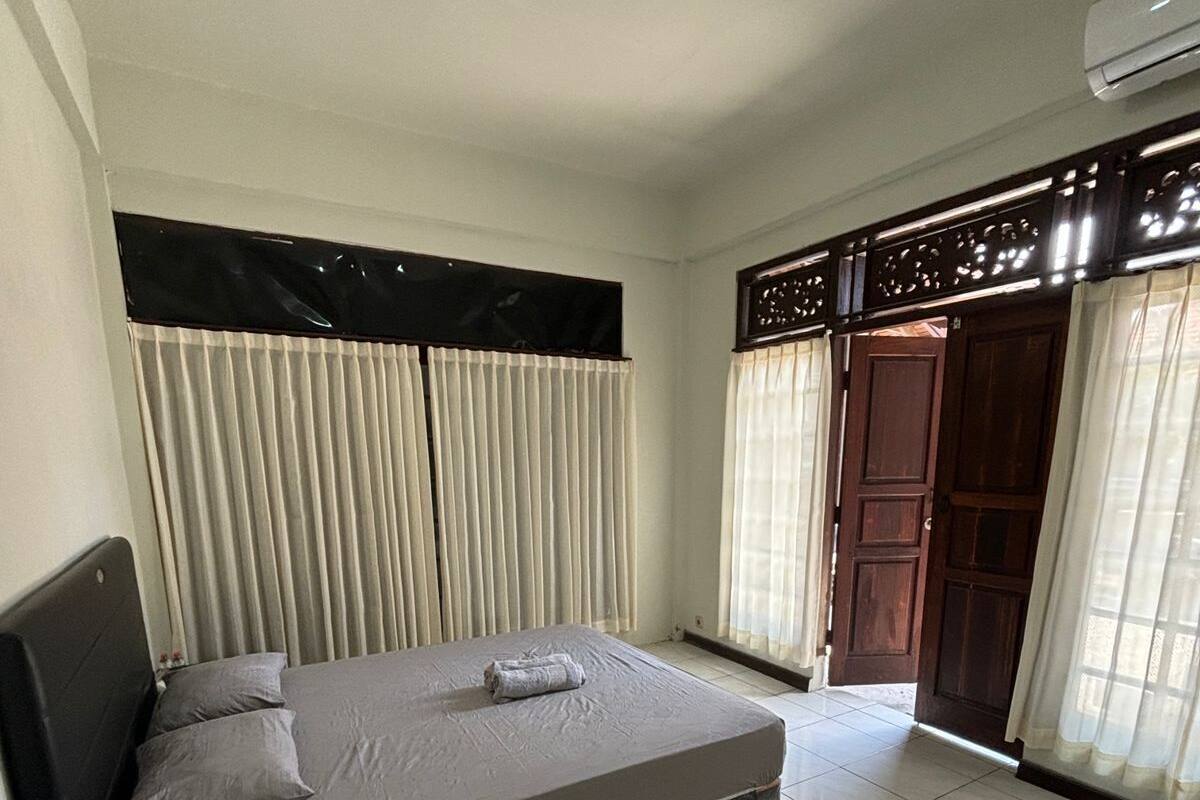 Desk, bed sheets