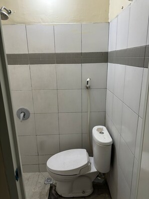 Standard-Doppelzimmer | Badezimmer | Kostenlose Toilettenartikel, Bidet, Handtücher, Seife