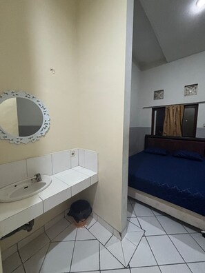 Desk, bed sheets - Agung Residence (Denpasar)