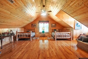 3 bedrooms, iron/ironing board, WiFi, bed sheets - Cozy Mountain Retreat w/ Scenic Views by RedAwning (Butler)