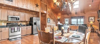 Cozy Mountain Retreat w/ Scenic Views by RedAwning