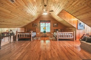 3 bedrooms, iron/ironing board, WiFi, bed sheets - Cozy Mountain Retreat w/ Scenic Views by RedAwning (Butler)