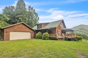 Exterior - Cozy Mountain Retreat w/ Scenic Views by RedAwning (Butler)