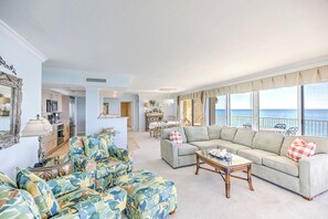 TV - Wraparound Ocean Views 2bedroom Deluxe Condo (Key Colony Beach)