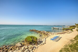 On the beach - Wraparound Ocean Views 2bedroom Deluxe Condo (Key Colony Beach)