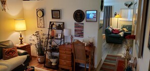 Una Smart TV, una chimenea, un reproductor de DVD, libros