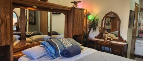 2 slaapkamers, een bureau, een strijkplank/strijkijzer, wifi