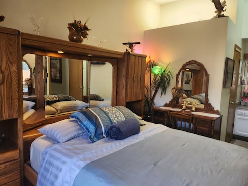 Charming 2-bedroom townhome with WiFi and AC in lovely Colorado Springs