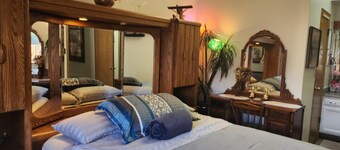 Charming 2-bedroom townhome with WiFi and AC in lovely Colorado Springs