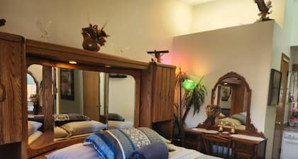 Charming 2-bedroom townhome with WiFi and AC in lovely Colorado Springs