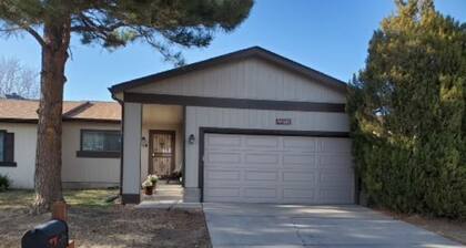 Charming 2-bedroom townhome with WiFi and AC in lovely Colorado Springs