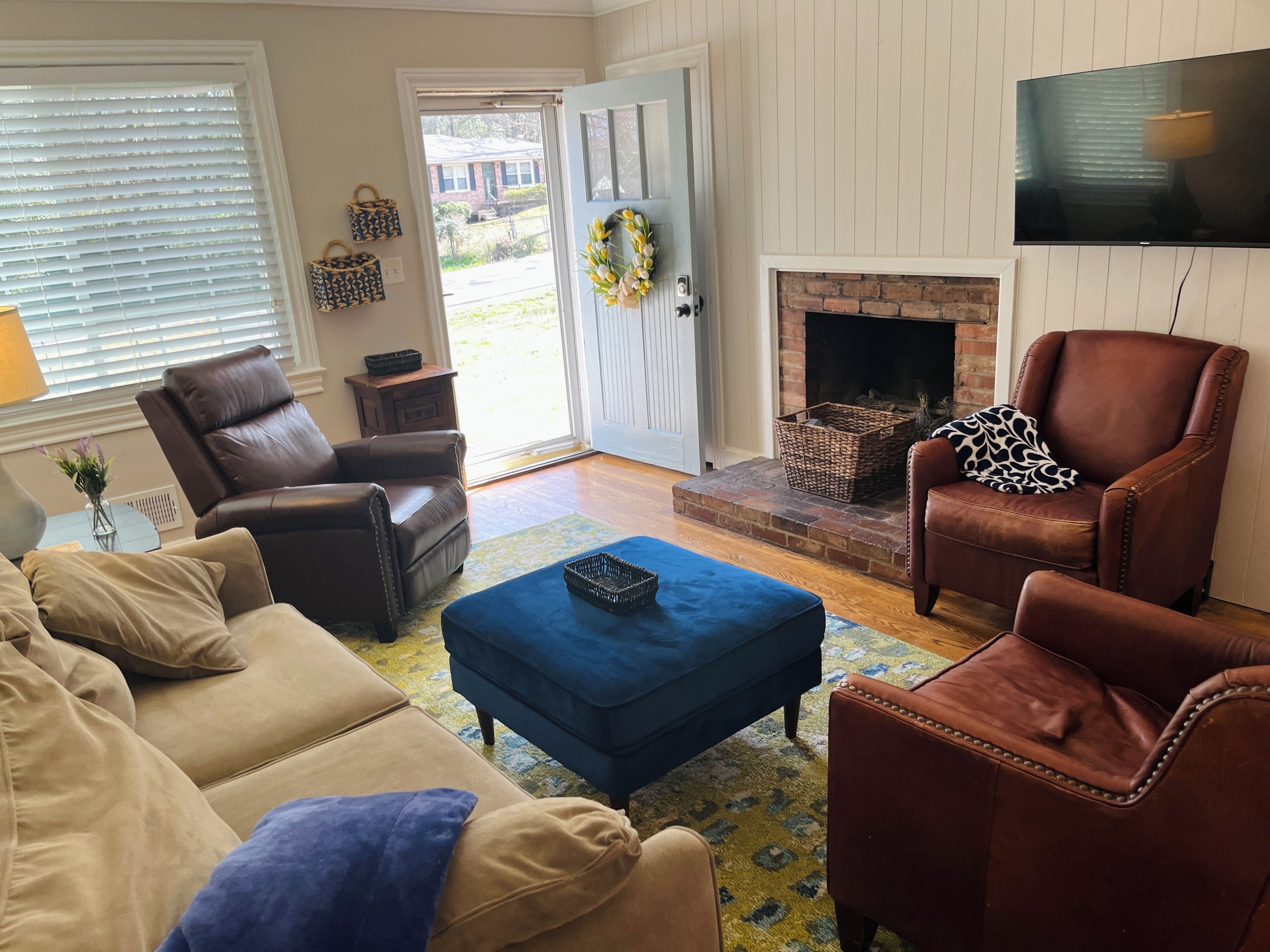 Charming and Cozy downtown 3-bedroom family-friendly cottage home