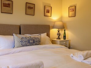 2 bedrooms, free WiFi, bed sheets - The Library - UK46649 (Crickhowell)