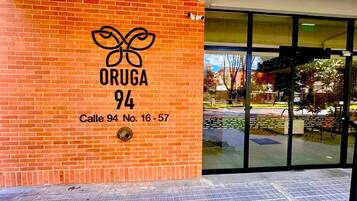 Un edificio de ladrillo con un letrero que dice "ORUGA 94 Calle 94 No. 16-57".