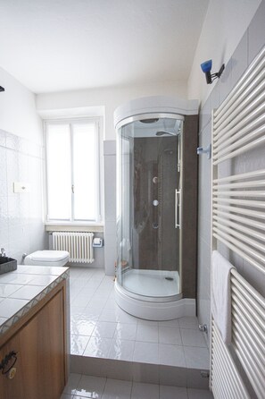 Douche, sĂšche-cheveux, bidet, serviettes fournies