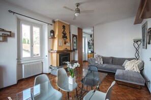 Smart-TV, Kamin, DVD-Player, Bücher