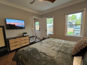 3 bedrooms, desk, iron/ironing board, free WiFi
