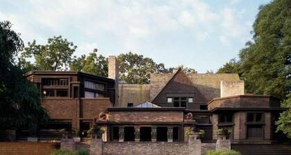 Space&style New rehab, first flr + bsmt of duplex, driveway prkng, walk to train