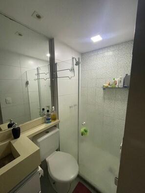 Hair dryer, towels, soap, shampoo - Rock in Rio unforgettable  (Curicica Rio de Janeiro)