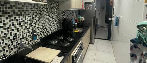 Frigorifero, microonde, forno, piano cottura