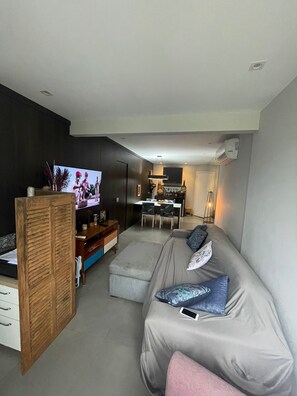 Una Smart TV, una mesa de tenis de mesa