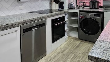 Een koelkast, een microgolfoven, een oven, een kookplaat