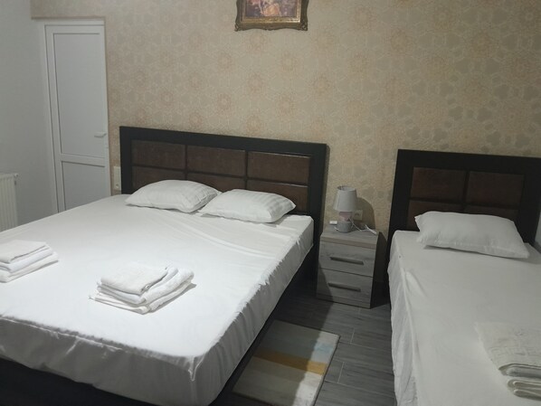 Bureau, espace de travail pour ordinateur portable, rideaux occultants