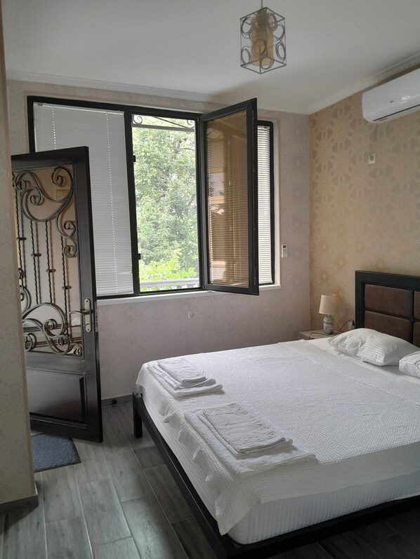 Comfort Room, Courtyard View | Desk, laptop workspace, blackout curtains, soundproofing - TA-GI (Kutaisi)