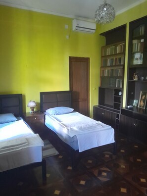 Bureau, espace de travail pour ordinateur portable, rideaux occultants