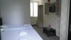 Chambre Confort, vue cour intérieure | Salle de bain | Ensemble douche/baignoire, sèche-cheveux, serviettes fournies, savon