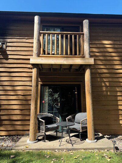 Charming woodland villa located in a secured resort across from Starved Rock 