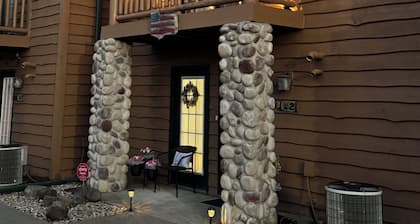 Charming woodland villa located in a secured resort across from Starved Rock