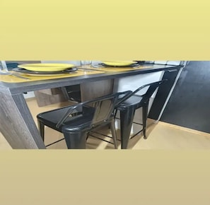 1 habitación, escritorio y espacio para trabajar con laptop